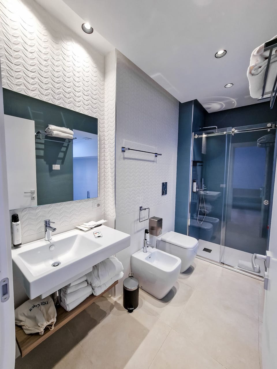 Romantic Suite | Bathroom | Shower, hair dryer, slippers, bidet