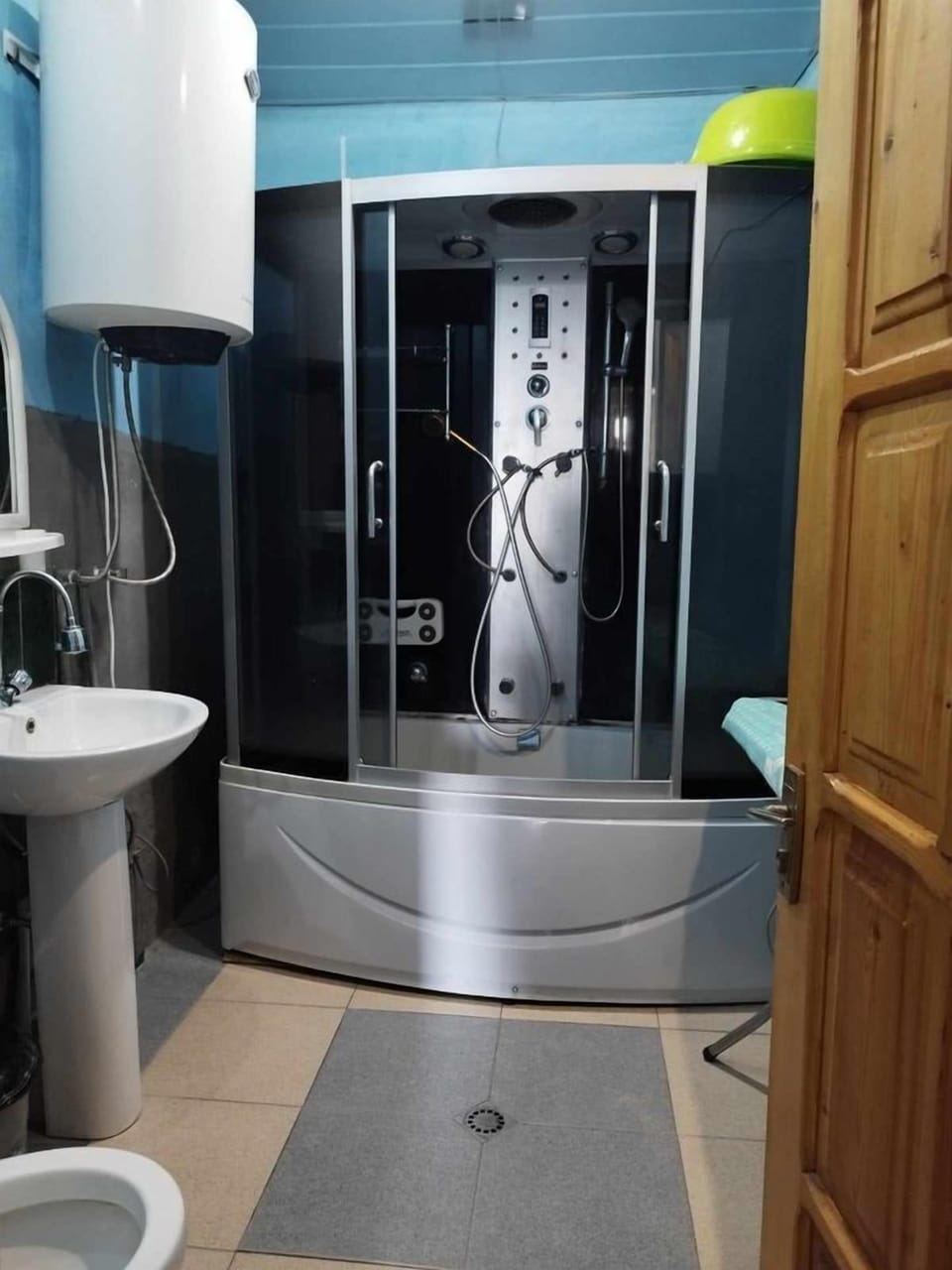 Standard Double Room | Bathroom | Slippers