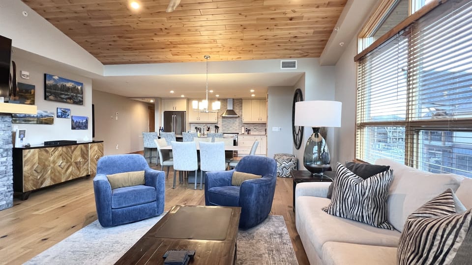 Looking towards the gourmet kitchen!
