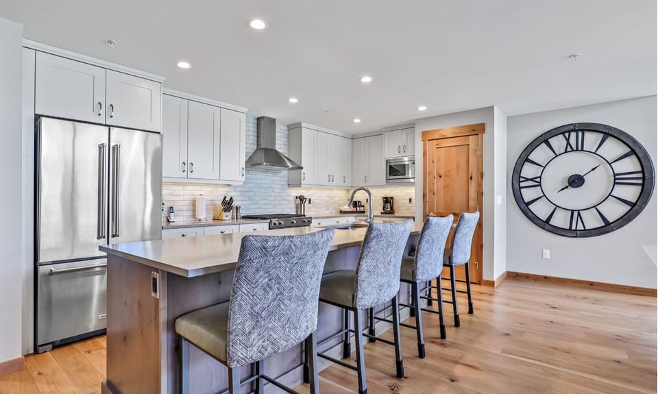 Breakfast Bar - Seating for 4