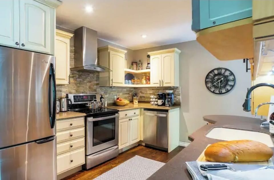 Fully stocked kitchen with high quality glassware & charcuterie boards