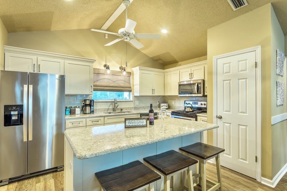 Large pantry, stainless steel appliances & fridge w/ water & ice dispenser
