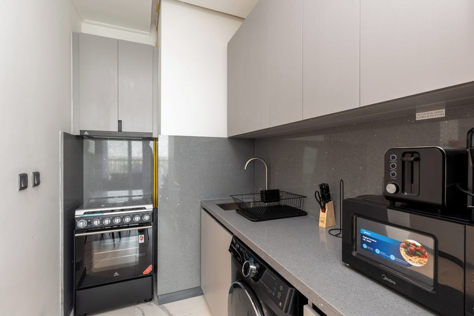 Signature Apartment, Balcony, City View | Private kitchen | Fridge, microwave, oven, stovetop