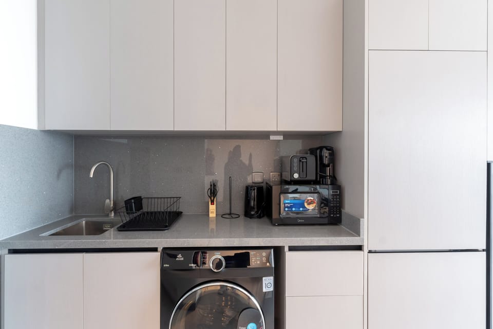 Signature Apartment, Balcony, City View | Private kitchen | Fridge, microwave, oven, stovetop