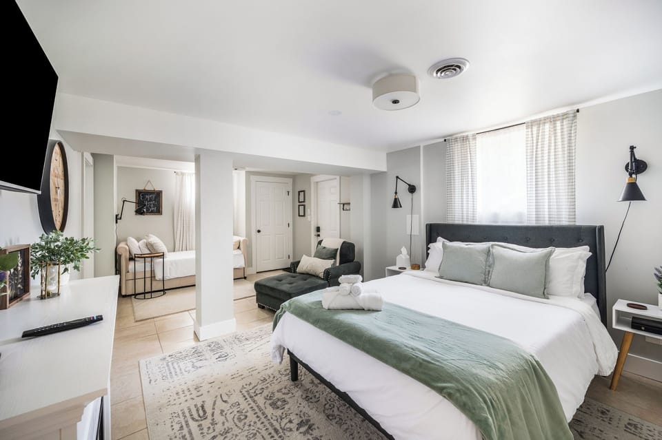 Queen memory foam bed & twin trundle - w/ soft comfy bedding & pillows, perfect to get a good night's rest after a long day!