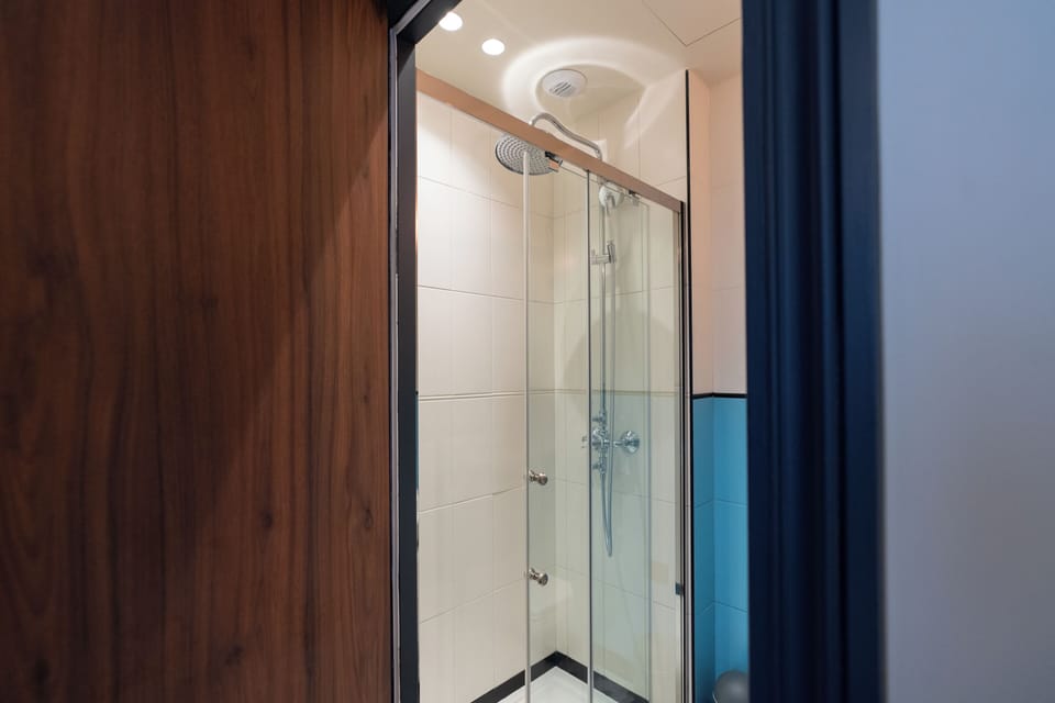 Family Room, Connecting Rooms | Bathroom | Shower, hair dryer, towels