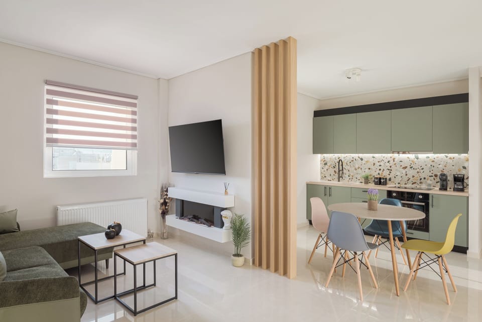 City Apartment | Private kitchen | Full-size fridge, microwave, oven, stovetop