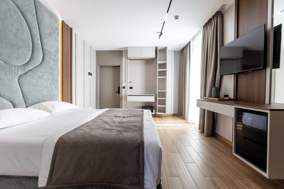 King Suite with Pool View | Soundproofing, WiFi (free), bed sheets