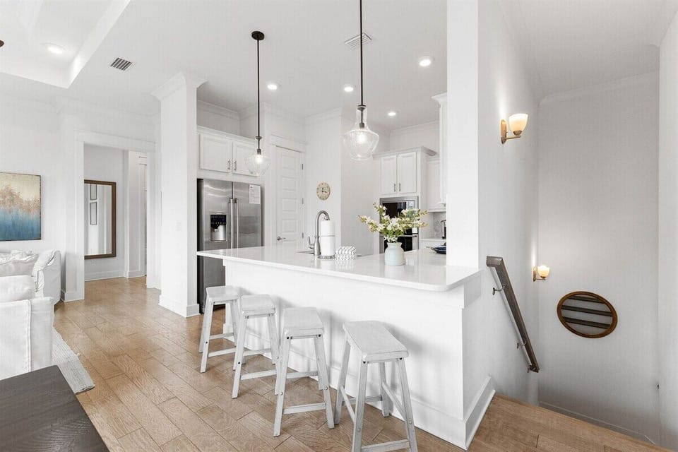 An open-concept kitchen with high-end finishes, ideal for cooking and entertaining.