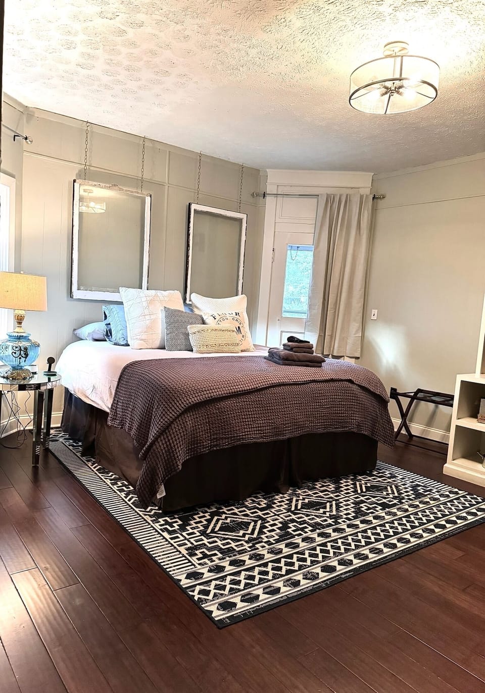 King bed, luxe linens, smart charging & serene touches for restful sleep.