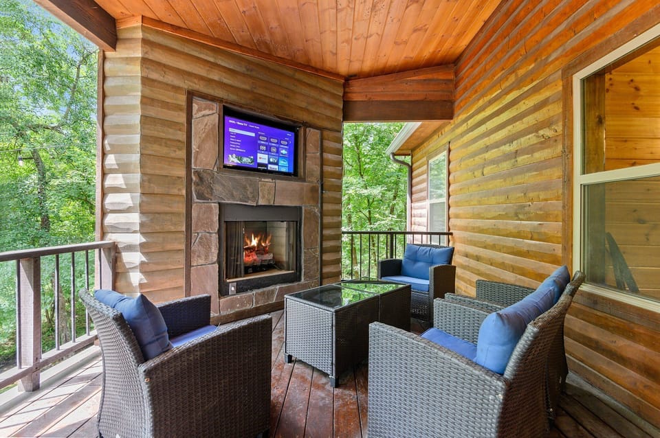 Covered deck w/gas fireplace and Smart TV. BYO login