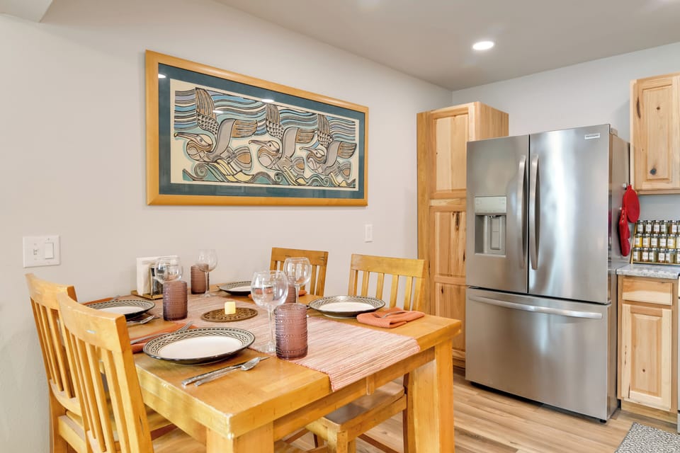 Dining Area | Dishware & Flatware Provided