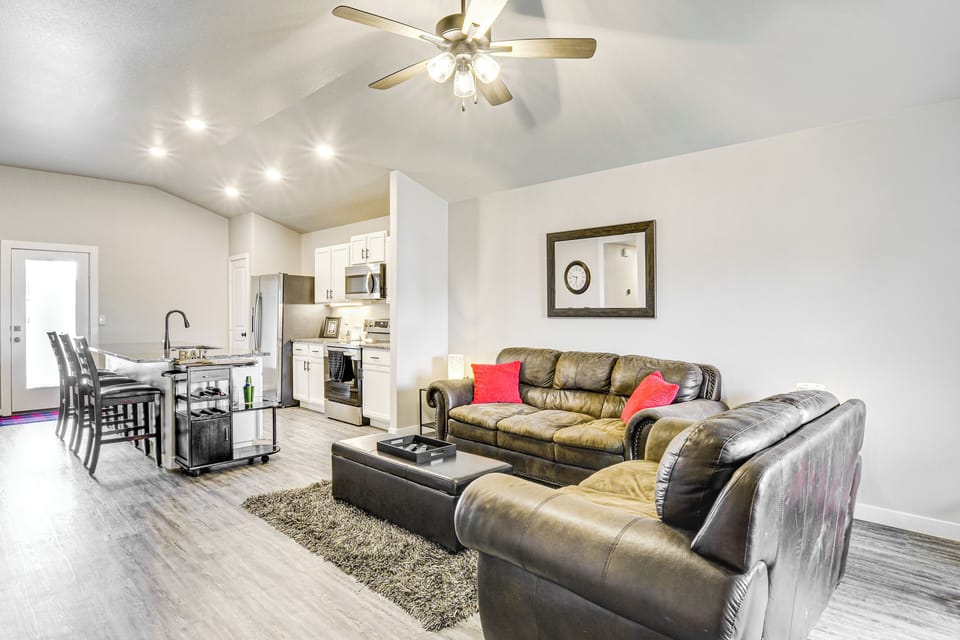 Living Room | Free WiFi | Central A/C & Heat | Smart TV