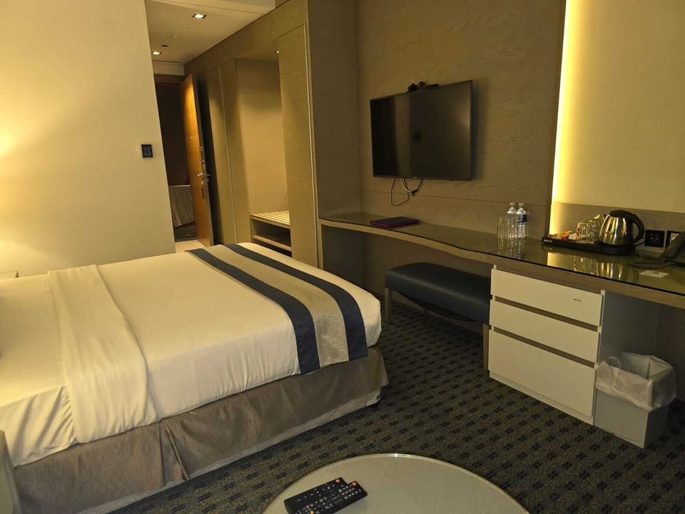 Classic Double Room | Desk, laptop workspace, blackout drapes, soundproofing