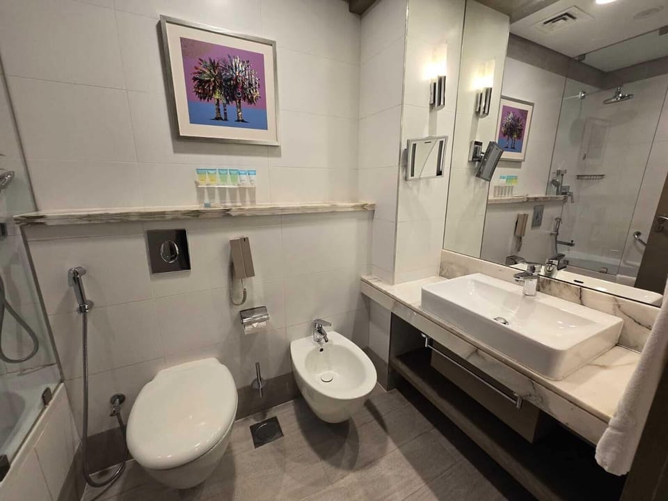 Classic Double Room | Bathroom | Combined shower/tub, free toiletries, hair dryer, slippers