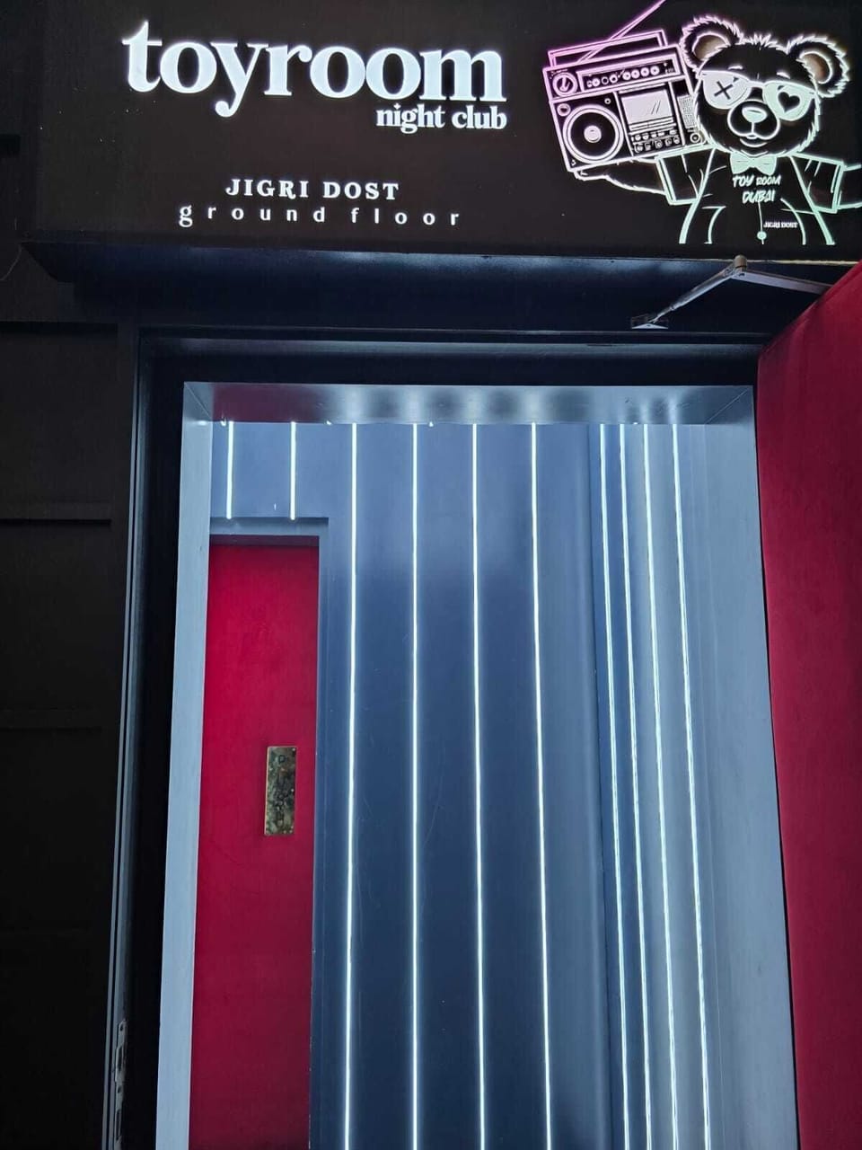 2 bars/lounges, sports bar