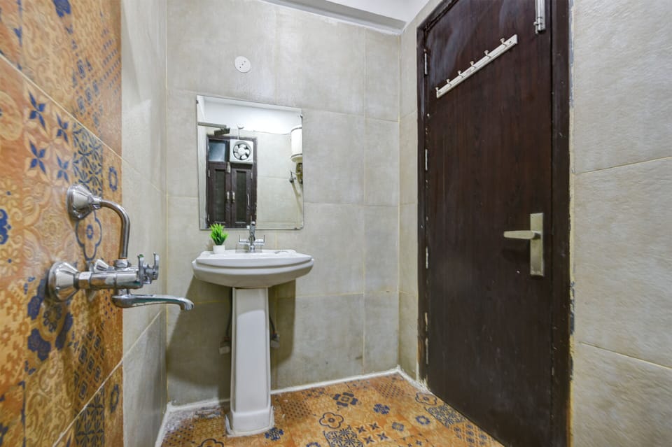Deluxe Double Room, Balcony, City View | Bathroom | Shower, free toiletries, towels, soap