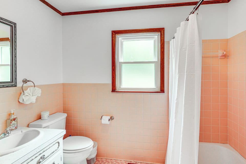 Full Bathroom | Complimentary Toiletries