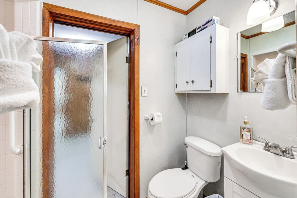 Full Bathroom | Towels Provided