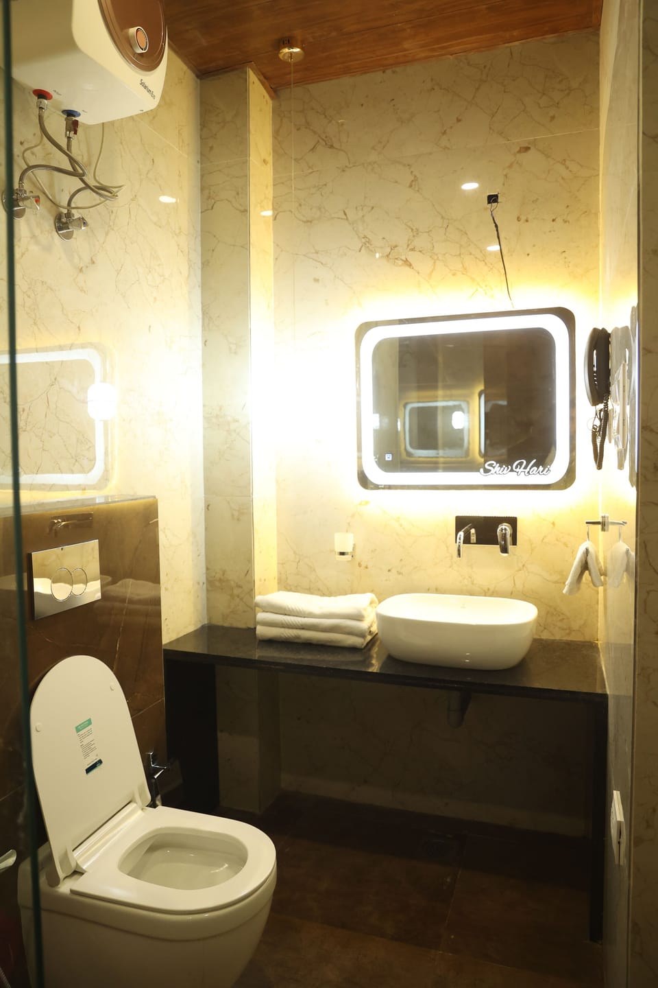 Deluxe Room | Bathroom | Shower, rainfall showerhead, free toiletries, hair dryer (on request)