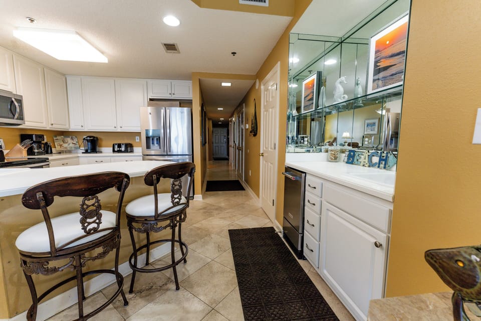 Kitchen/Wetbar with Icemaker