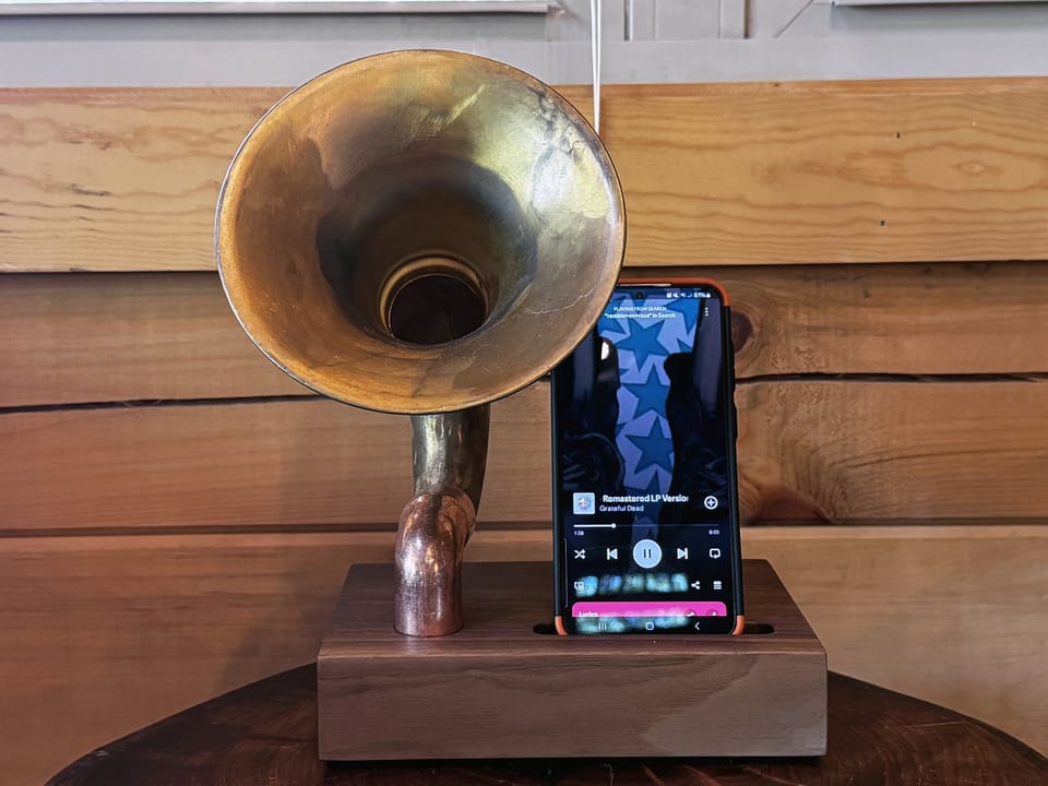 Whimsical analog speaker to listen to your favorite tunes