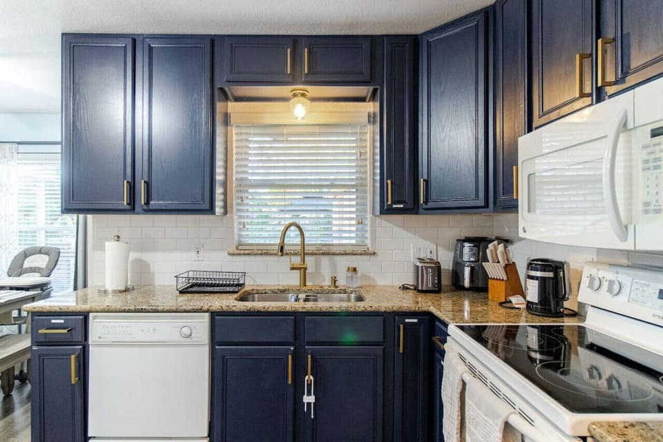 Plenty of counter space, a full sink setup, and everyday essentials—designed for easy meals and a smooth, comfortable stay.