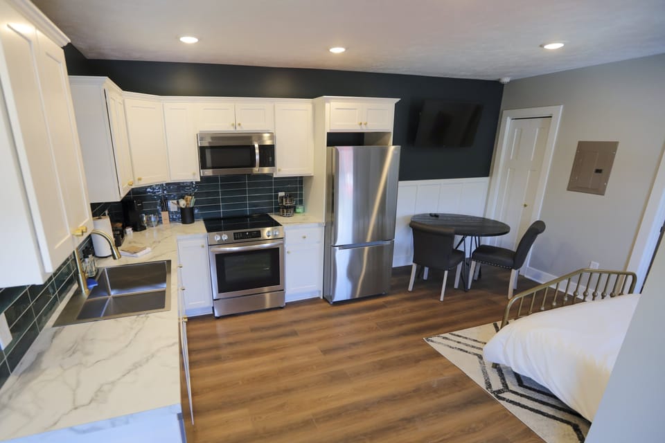 Queen 300 sq. ft. Studio at the Victorian Unit B living area and kitchen