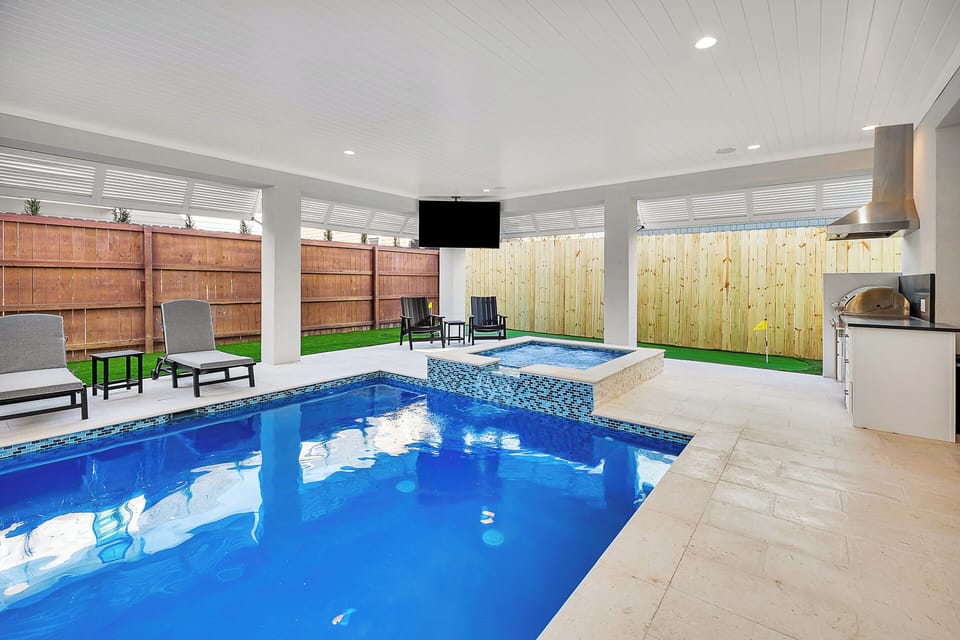 heatable salt water pool with hot tub, natural gas barbecue grill, dining area, 75' TV, Sonos Sound System