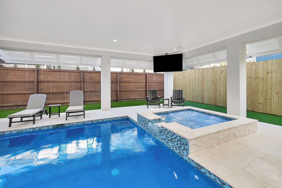 heatable salt water pool with hot tub, natural gas barbecue grill, dining area, 75' TV, Sonos Sound System