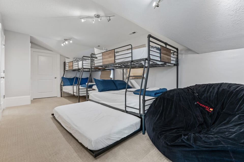 Bedroom 4 - 3 Twins, 2 Full Beds