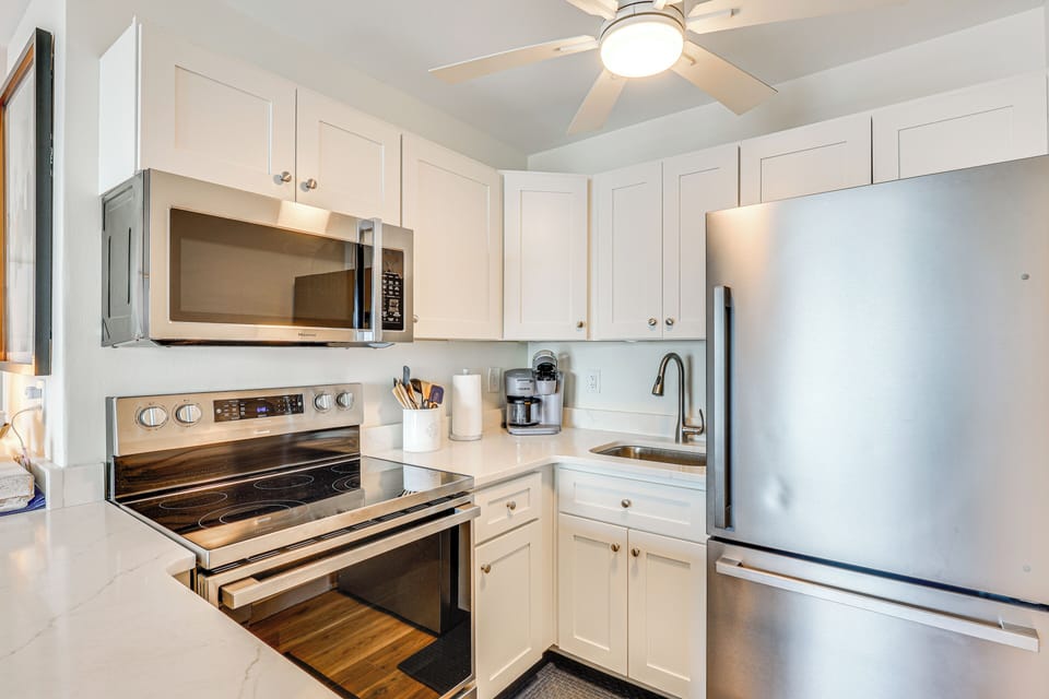Kitchen | Dual Keurig/Drip Coffee Maker | Dishwasher | Cooking Basics