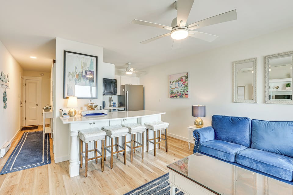 Breakfast Bar w/ Seating
