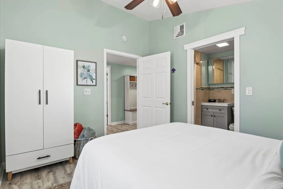 Guest bedroom with easy access to a private bathroom. Enjoy comfort and convenience during your stay. ️