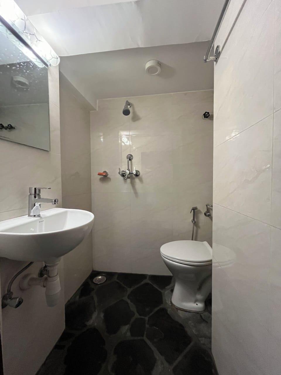 Classic Double Room | Bathroom | Shower, slippers, towels, soap
