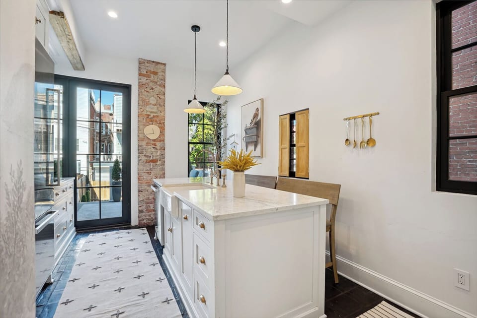 Beautiful spacious kitchen to enjoy morning coffee and meals with friends and family!