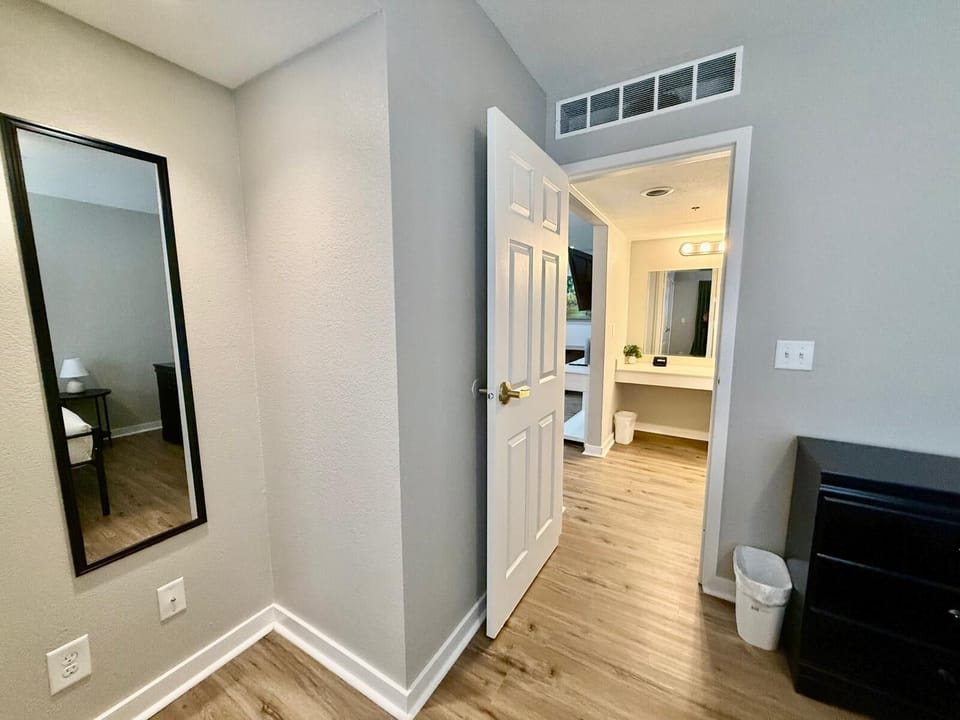 Reflect, recharge. Your efficient spot for city adventures.