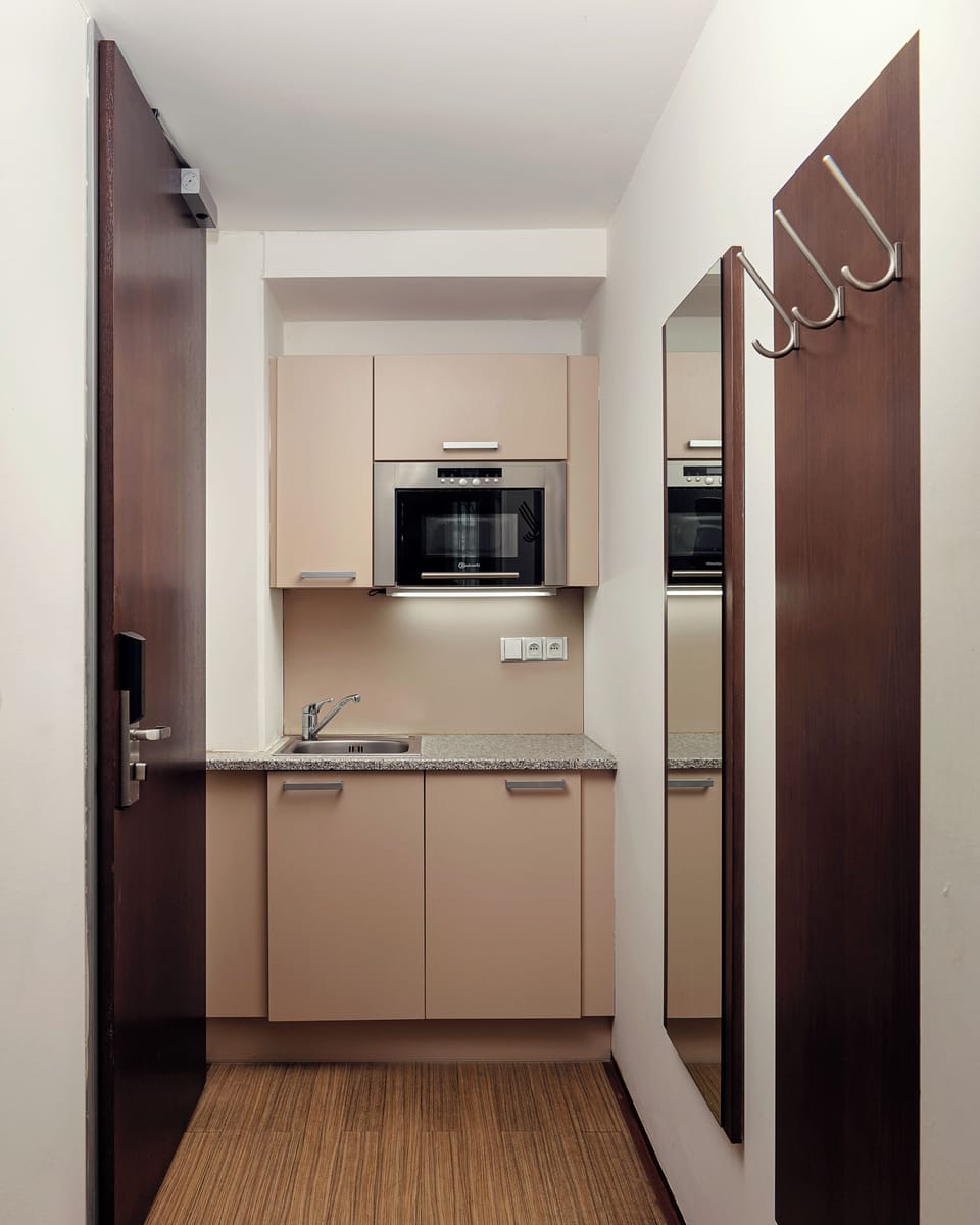 Deluxe Studio, Kitchenette | Private kitchen