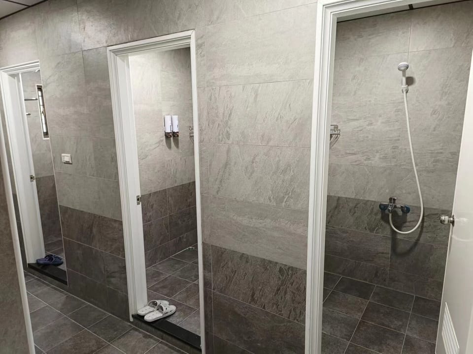 Economy Double Room | Bathroom | Shower, hair dryer, toilet paper