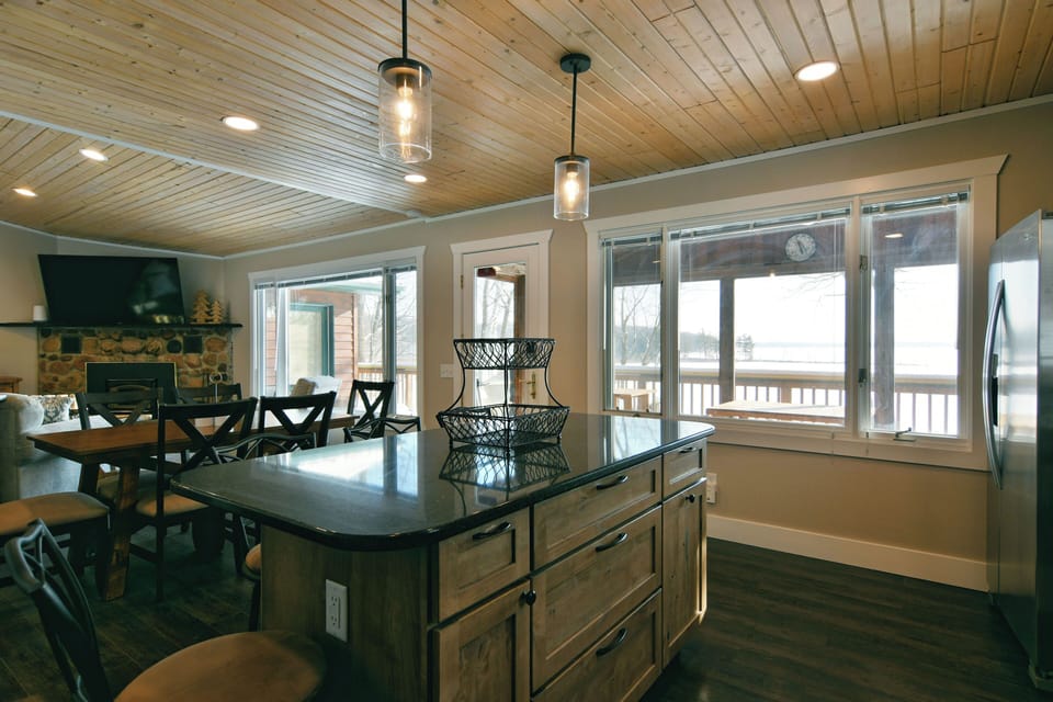 House, Multiple Beds, Jetted Tub (Spruce Haven) | Dining