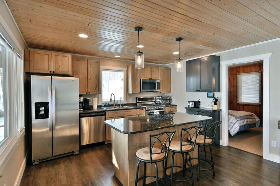 House, Multiple Beds, Jetted Tub (Spruce Haven) | Private kitchen | Fridge, microwave, oven, stovetop