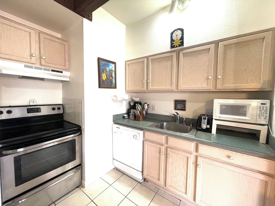 Condo, 1 Queen Bed with Sofa bed, Balcony, Mountain View (Panorama 203) | Private kitchen | Fridge, microwave, oven, stovetop