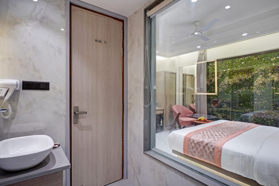 Executive Suite with Window | Egyptian cotton sheets, premium bedding, memory foam beds, in-room safe