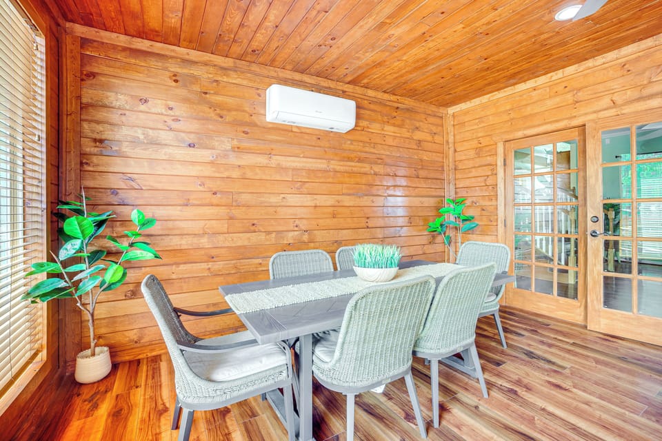 Enclosed Sunroom | Additional Dining Area | Flat-Screen TV