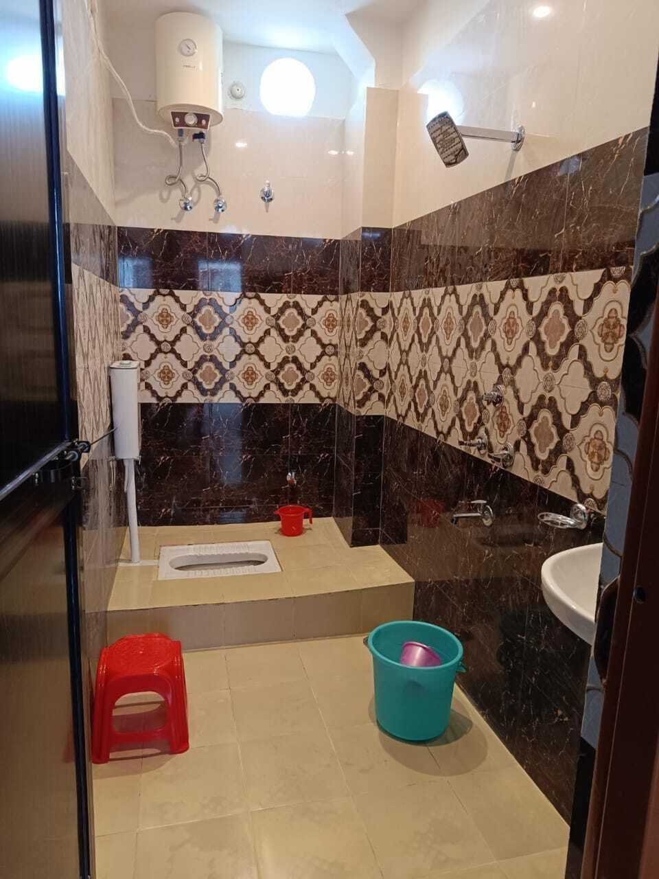 Deluxe Room | Bathroom | Shower, towels, soap, shampoo