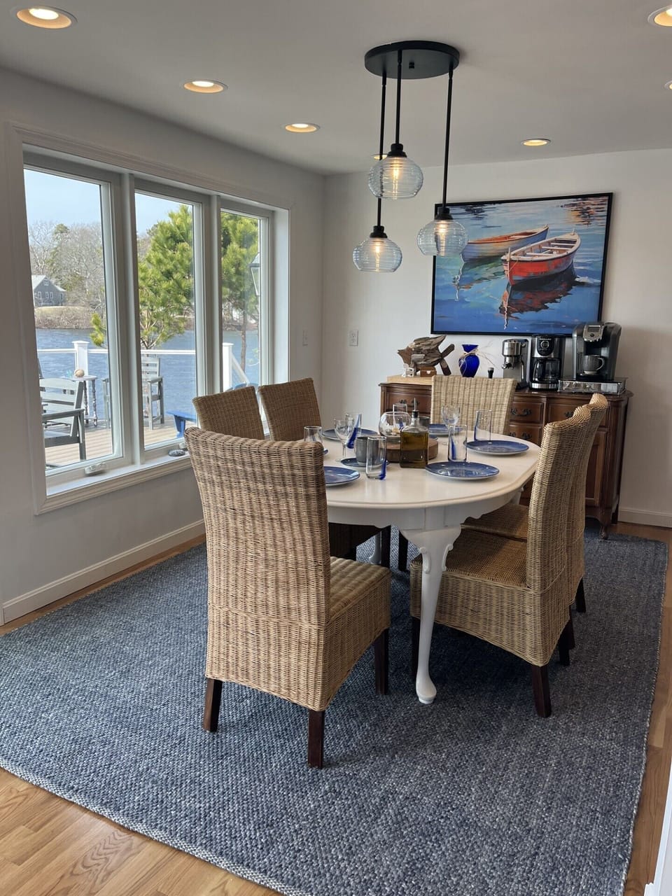 Seating for 6.  Waterview's 2 dining area.  