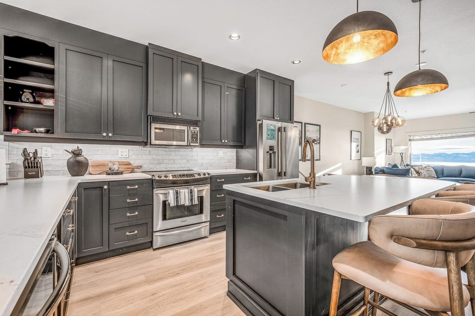 Deluxe Condo, Balcony, Mountain View | Private kitchen | Coffee/tea maker, electric kettle