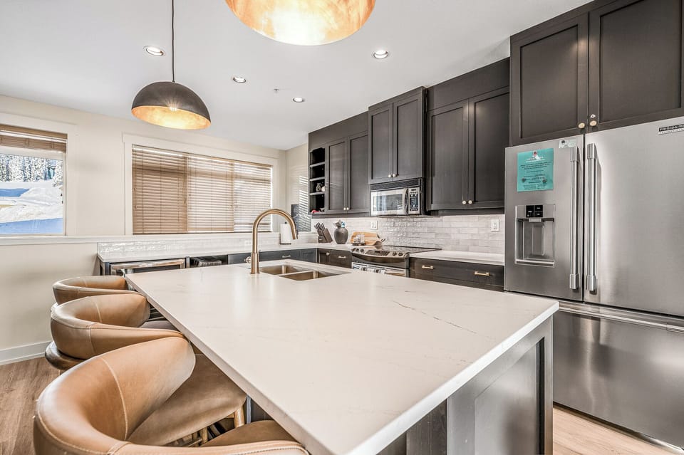 Deluxe Condo, Balcony, Mountain View | Private kitchen | Coffee/tea maker, electric kettle