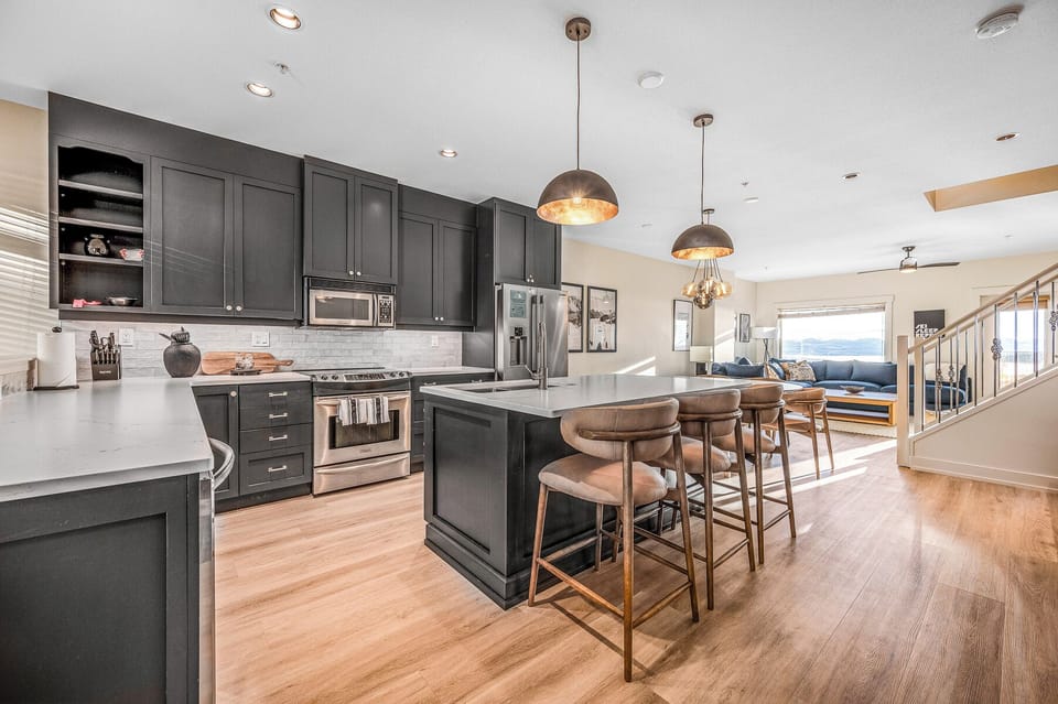 Deluxe Condo, Balcony, Mountain View | Private kitchen | Coffee/tea maker, electric kettle