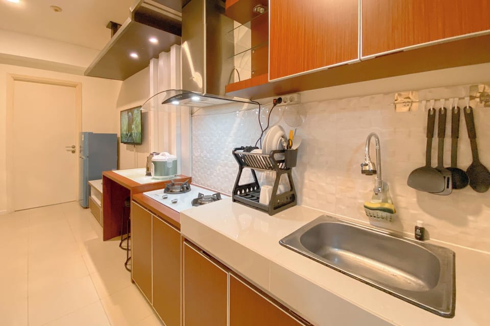 Apartment | Private kitchen | Fridge, stovetop, rice cooker, dining tables
